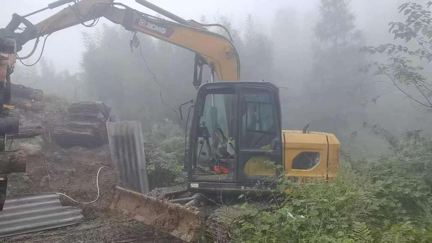 Used XCMG XE75WD Excavator 2023 Model / 4