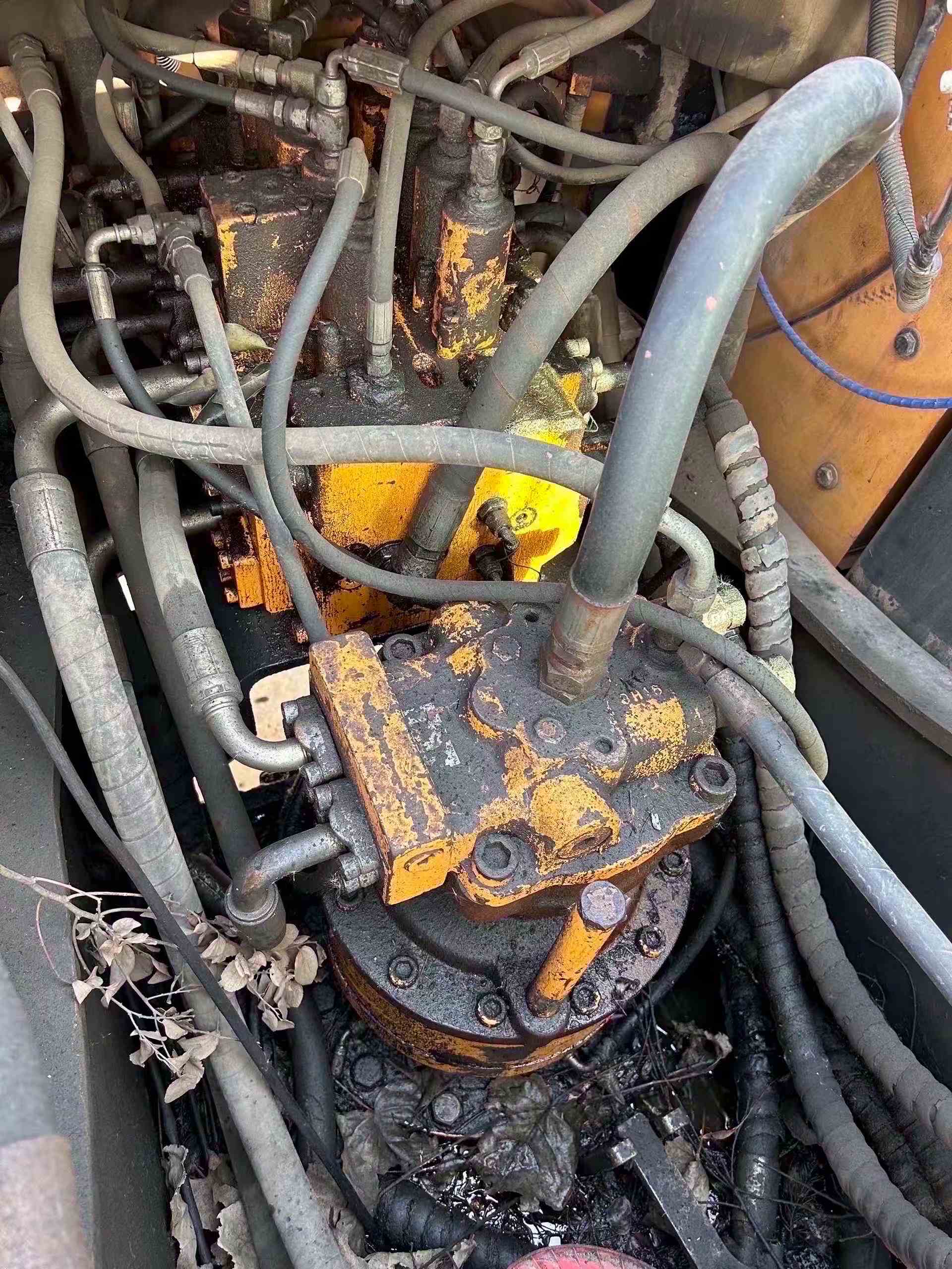 Used Hyundai R215VSN Excavator 2010 Model / 4