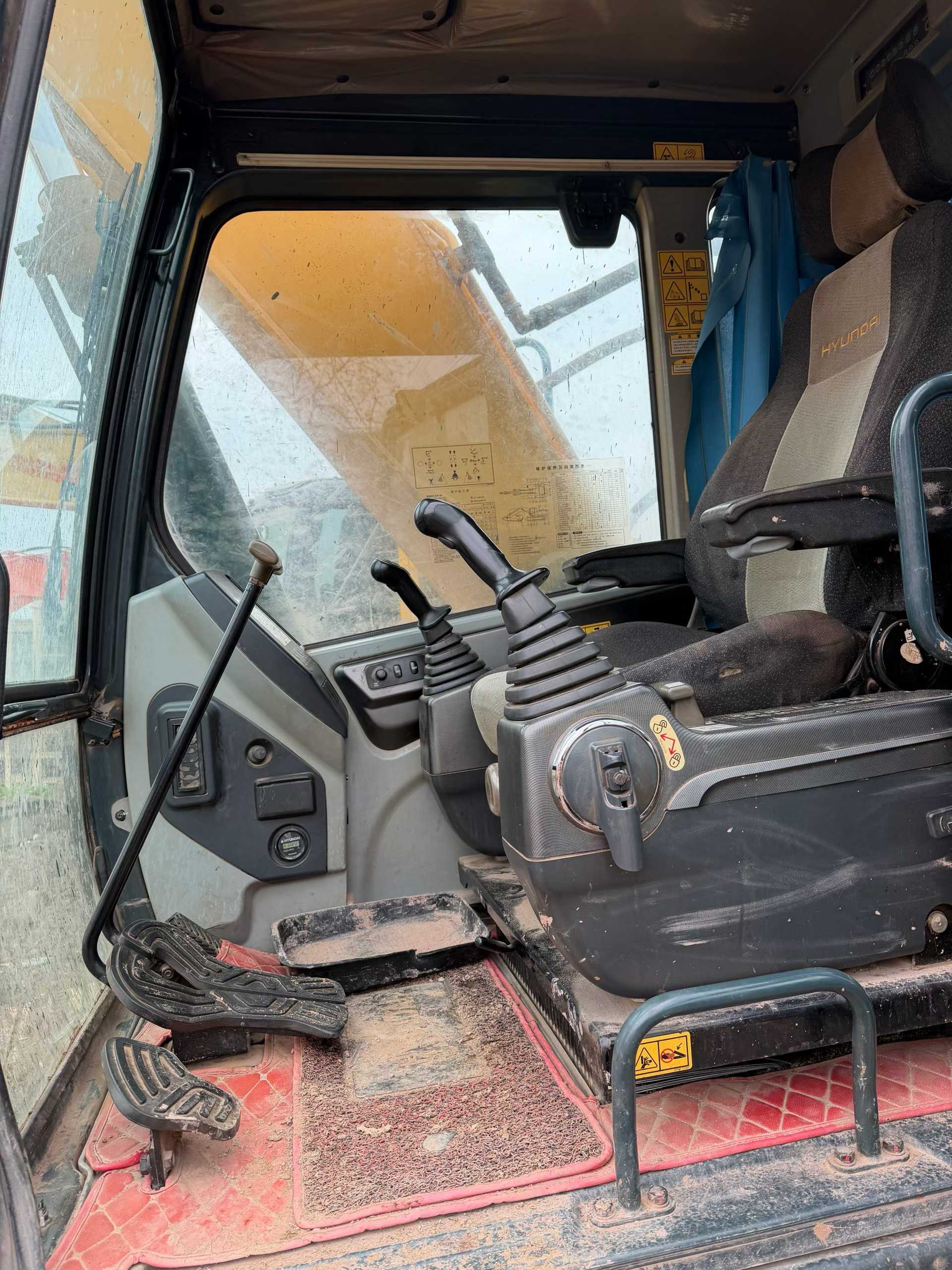 Used Hyundai R215VS Excavator 2016 Model / 9