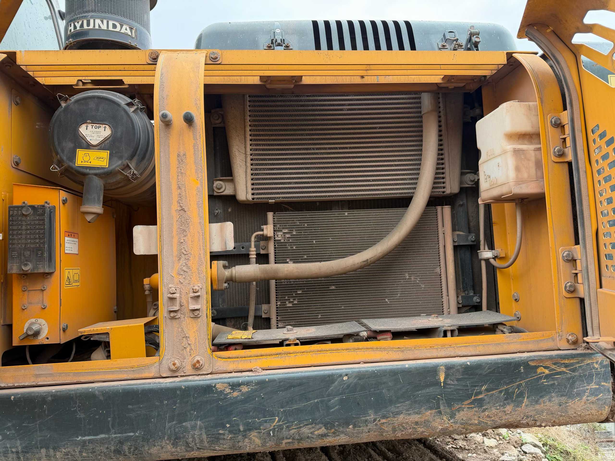 Used Hyundai R215VS Excavator 2016 Model / 4