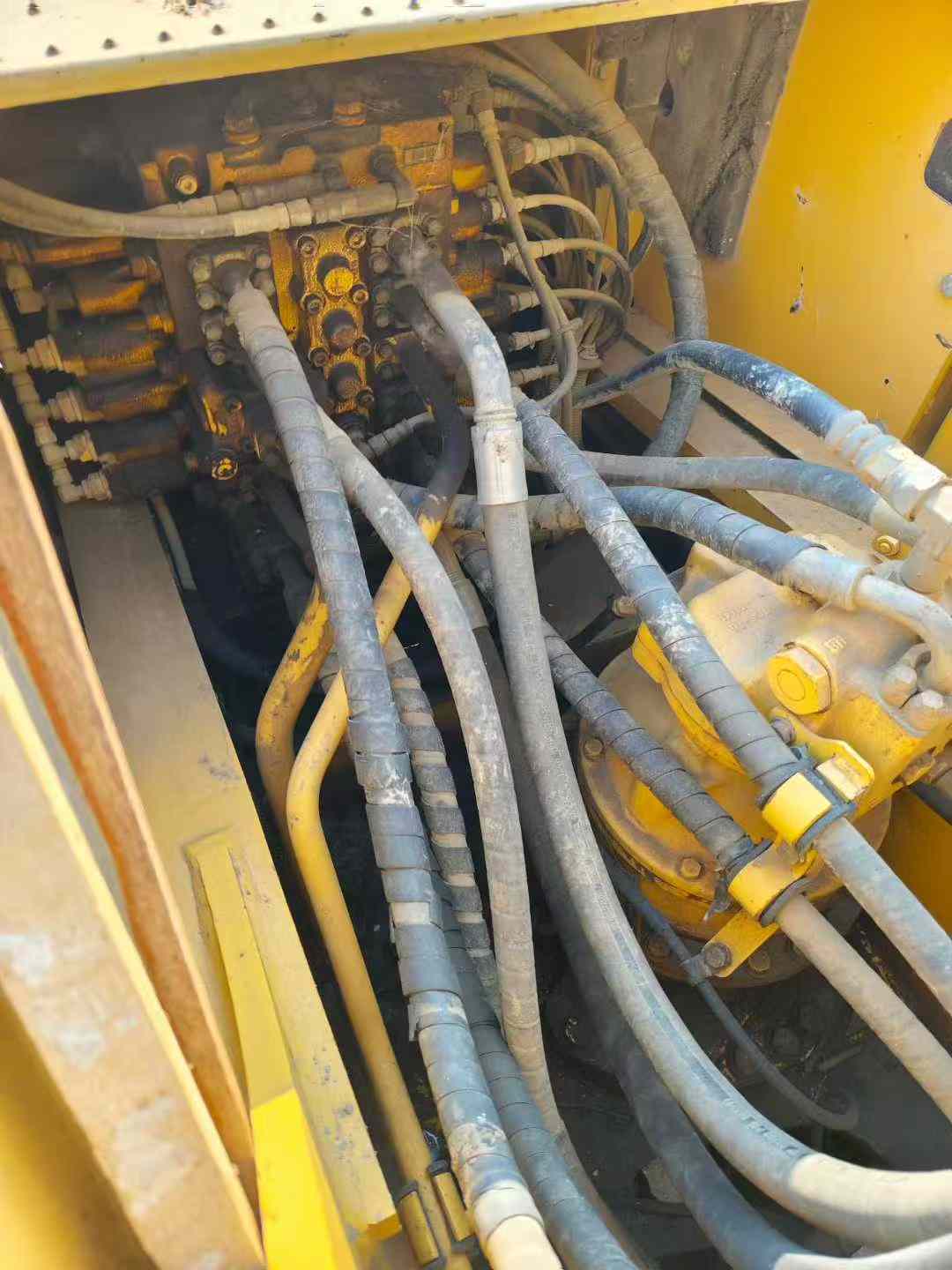 Used Komatsu PC240LC-8 Excavator 2014 Model / 8