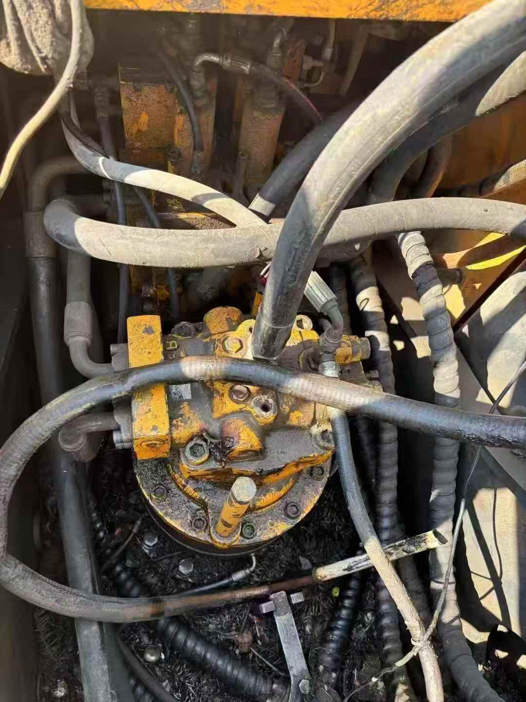 Used Hyundai R215VSN Excavator 2010 Model / 4