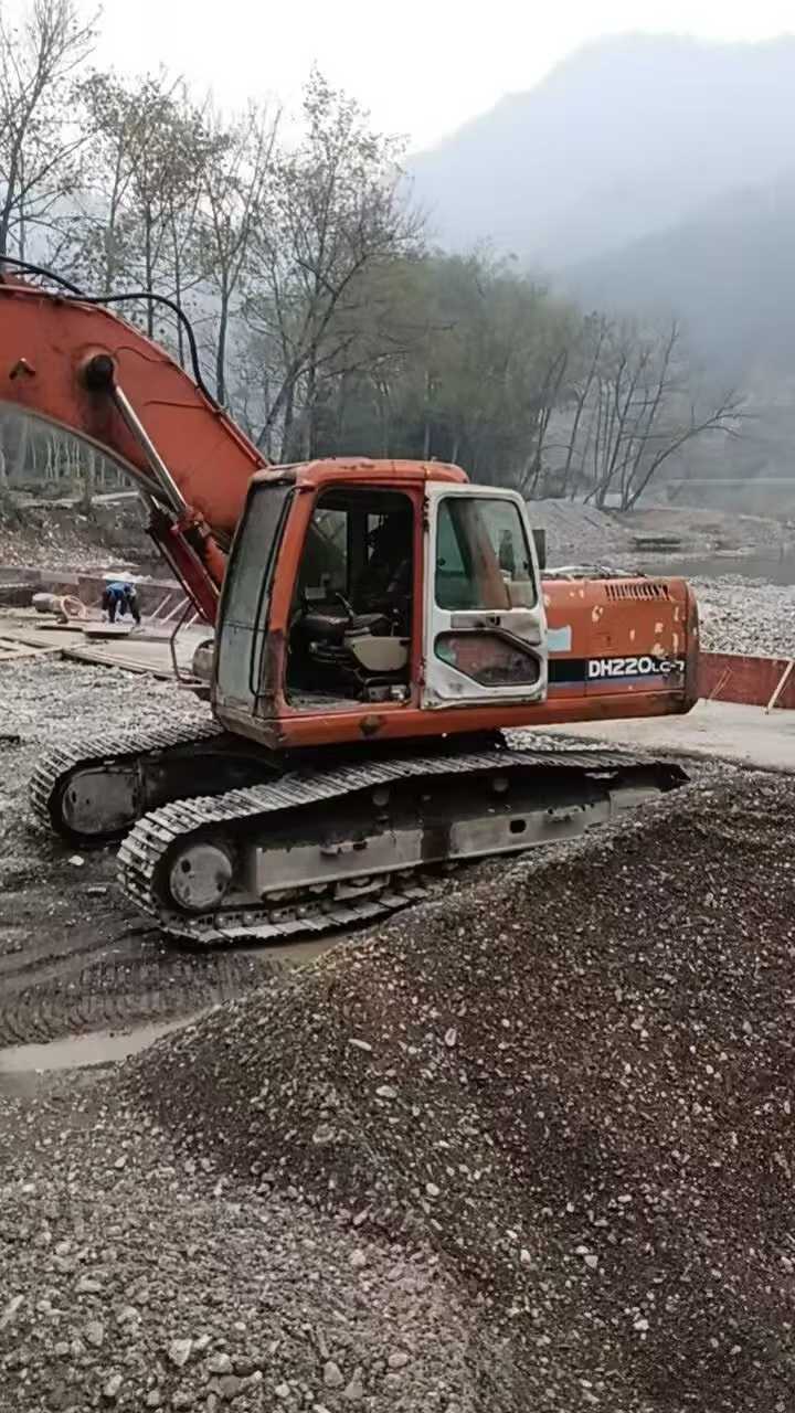 Buy Doosan DH220-7 Used Excavator