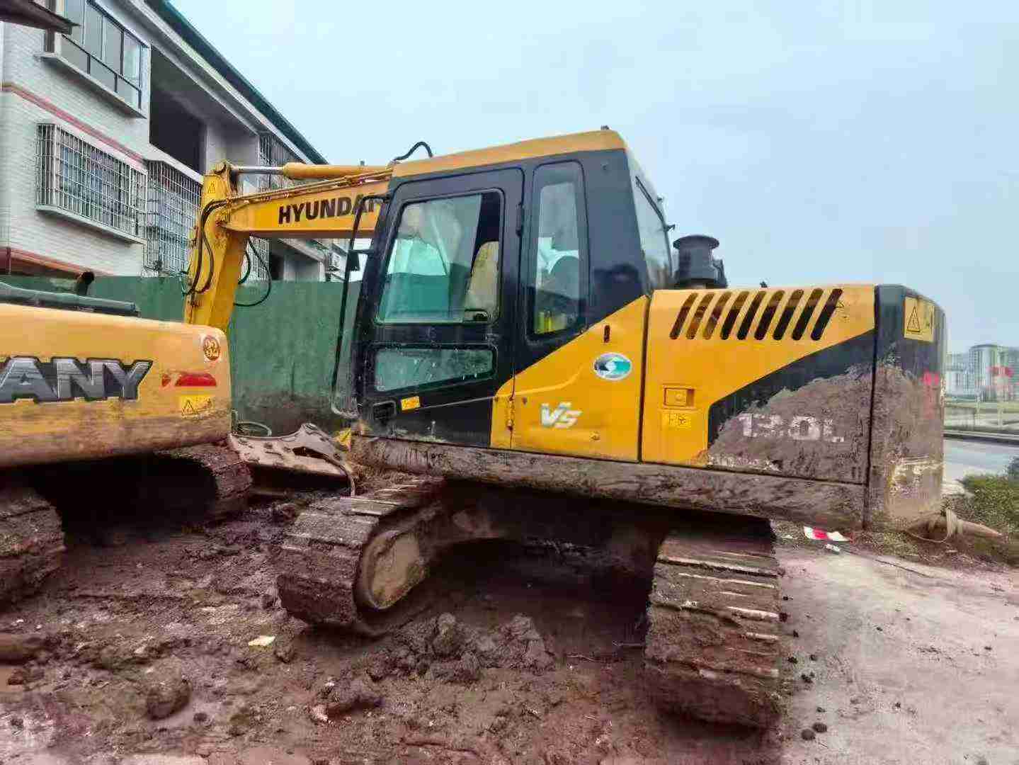 Buy Hyundai R110VS Used Excavator / 2 Used Hyundai R110VS Excavator 2016 Model / 2