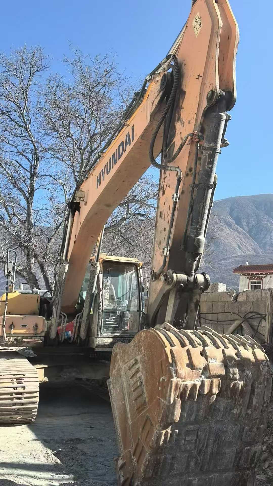Used Hyundai R225LVS Excavator 2018 Model / 4