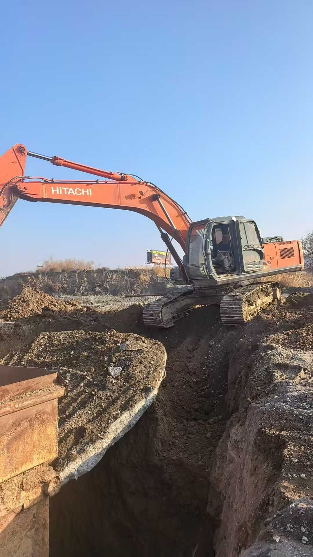 Used Hitachi ZX240 Excavator 2011 Model / 2