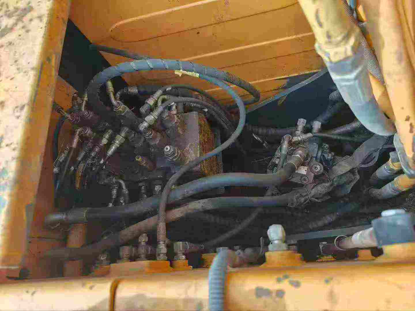 Buy Hyundai R805LC Used Excavator