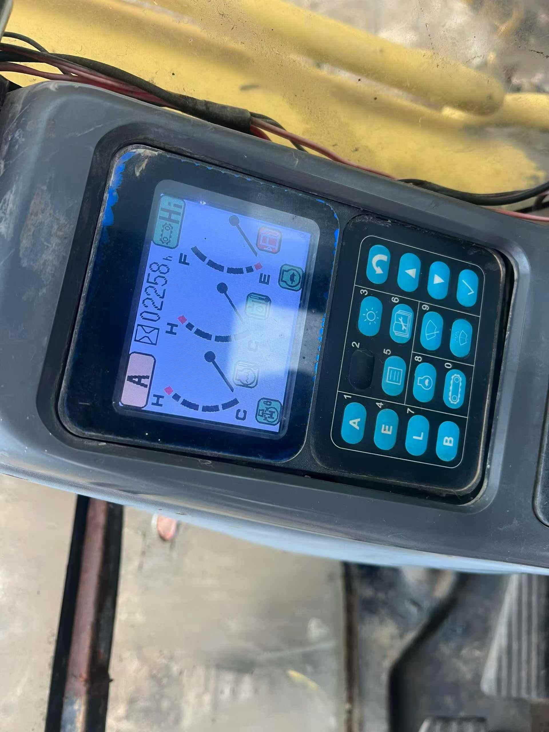 Used Komatsu PC210 Excavator 2007 Model / 2