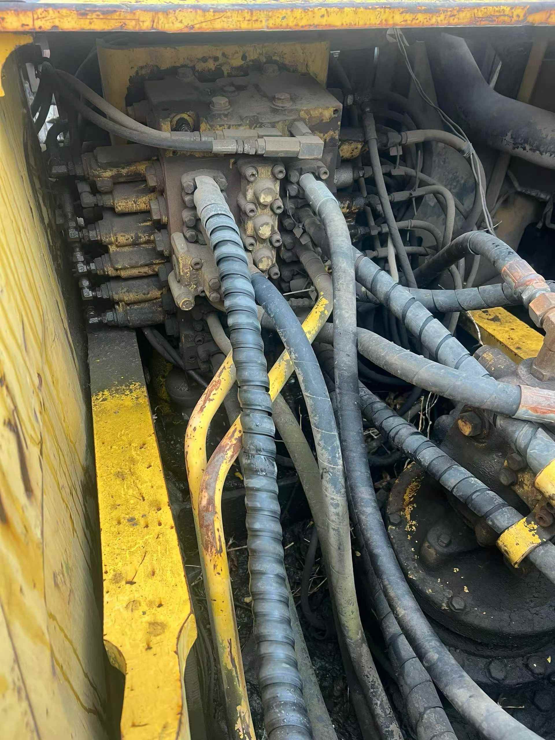 Used Komatsu PC210 Excavator 2007 Model / 8