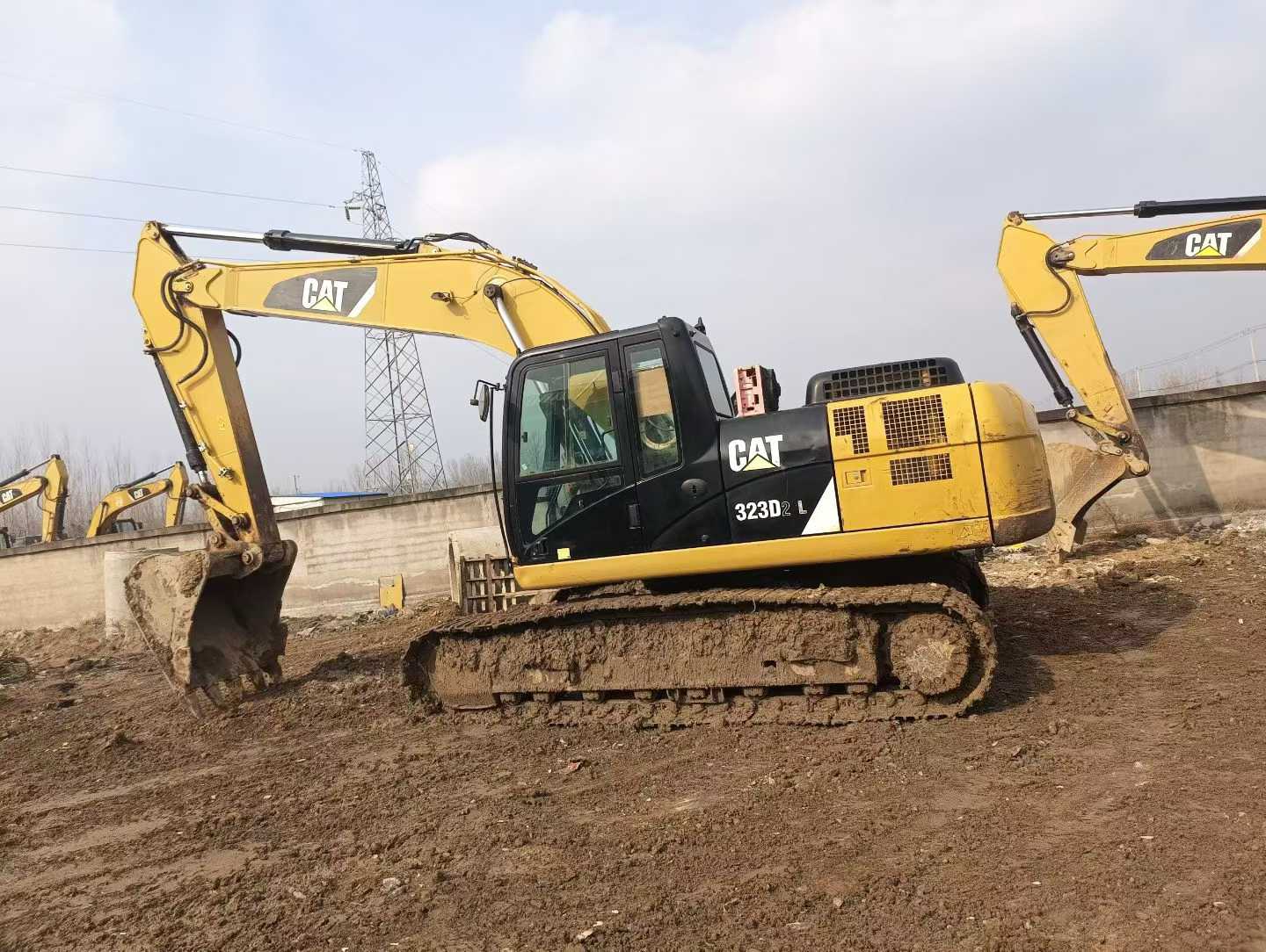 Buy Caterpillar 323 Used Excavator
