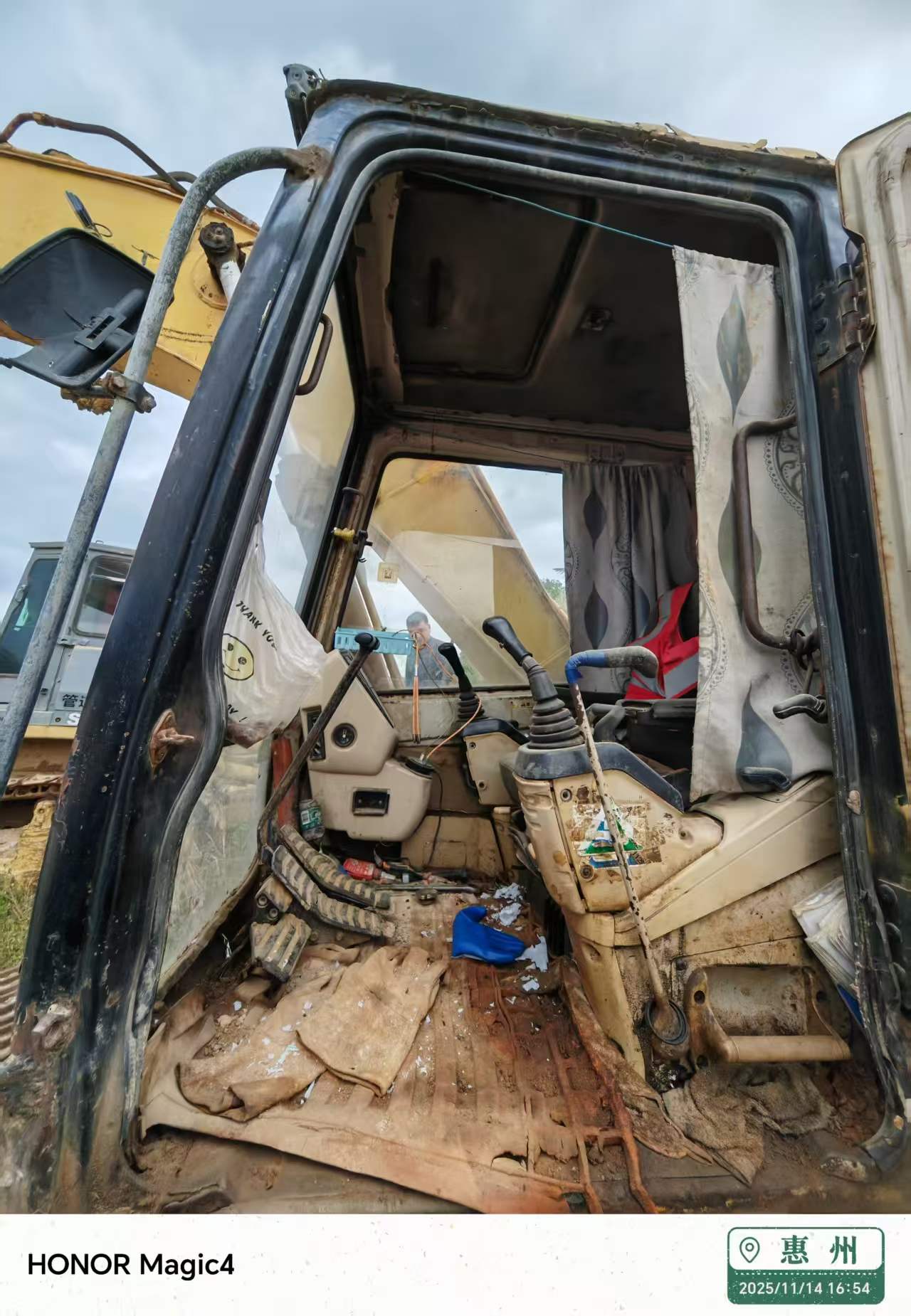 Used Caterpillar 320V2 Excavator 2016 Model / 6