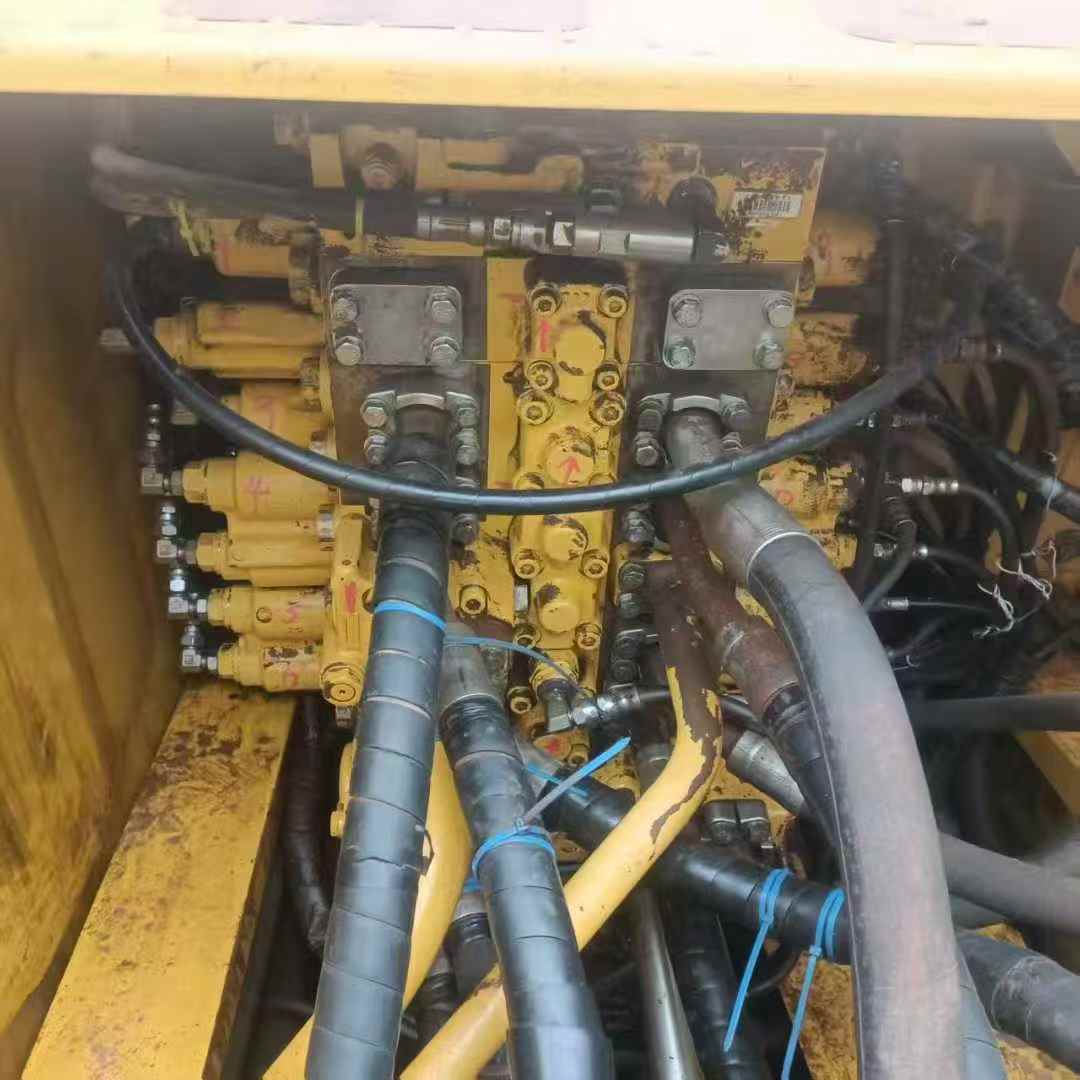 Used Komatsu PC220-8 Excavator 2019 Model / 3