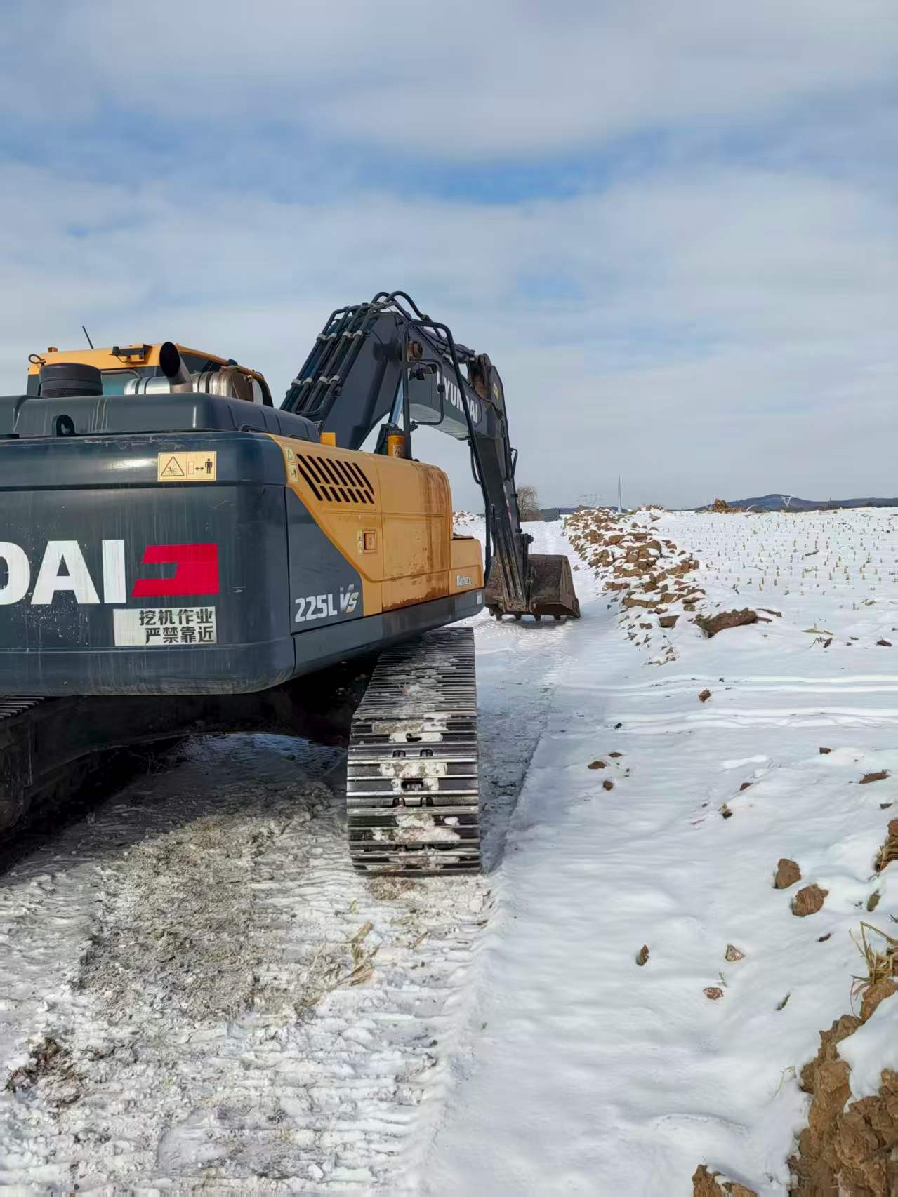 Used Hyundai R225LVS Excavator 2021 Model / 2