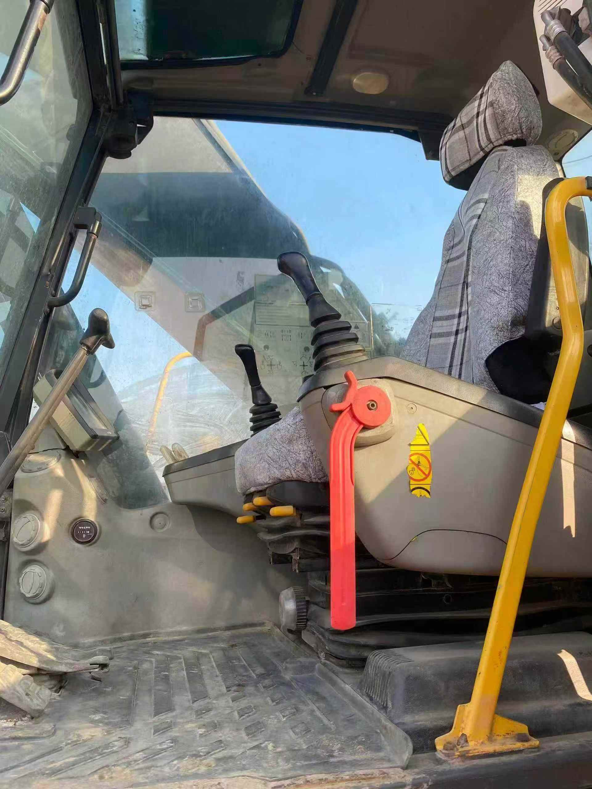 Used Volvo EC300DL Excavator 2016 Model / 3