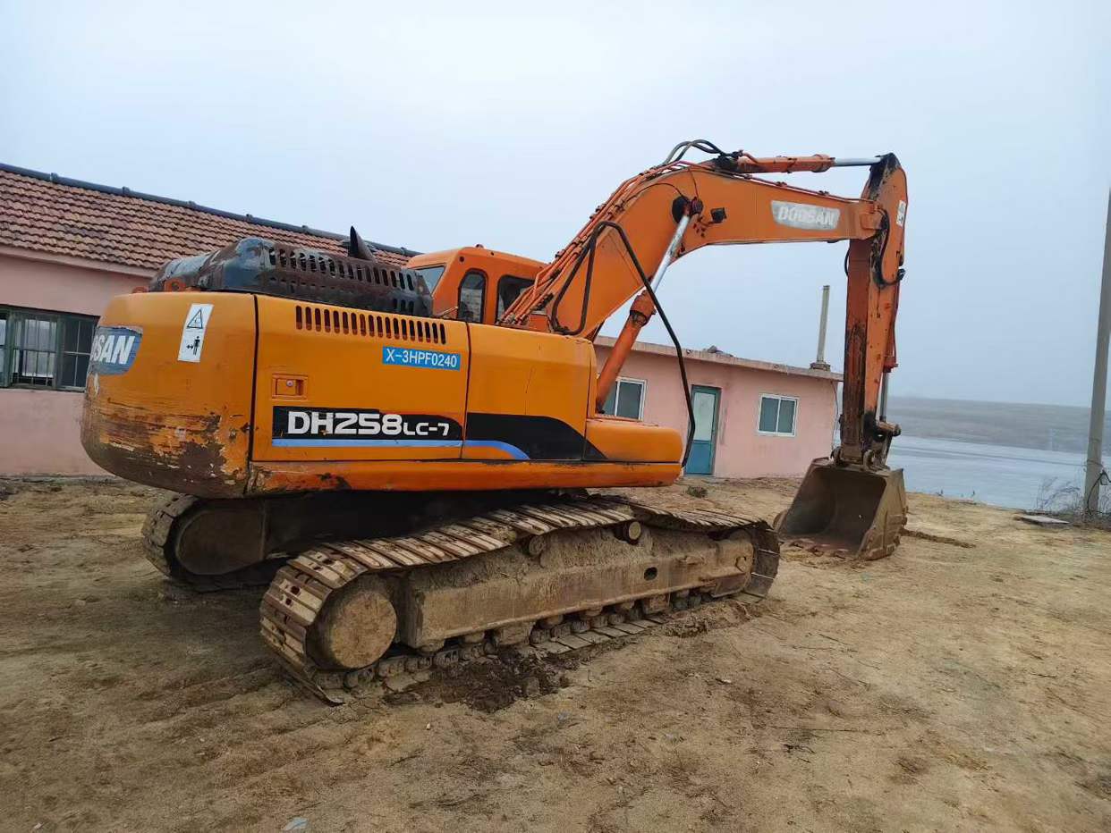 Used Doosan  DL507-9C Excavator 2016 Model / 4