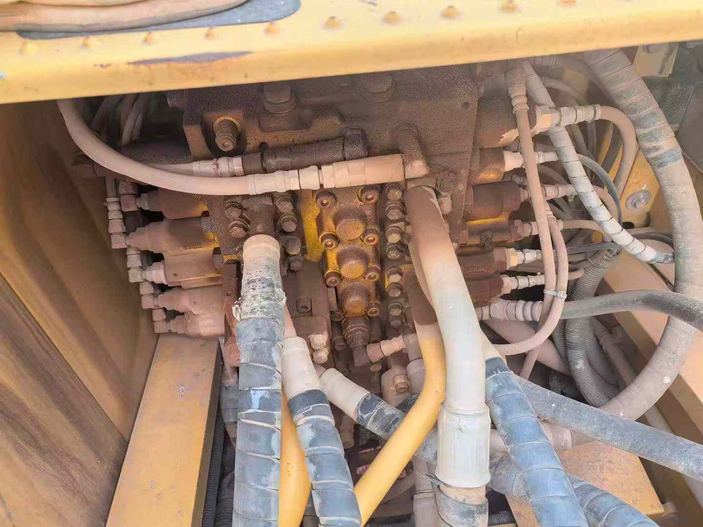 Used Komatsu PC220-8M0 Excavator 2018 Model / 6