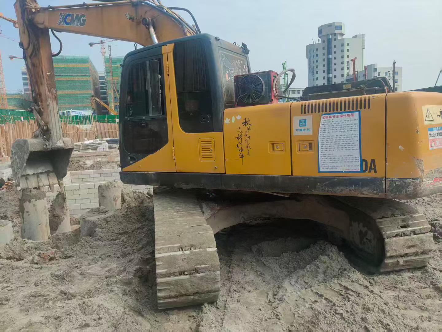 Used XCMG XE215 Excavator 2011 Model / 4