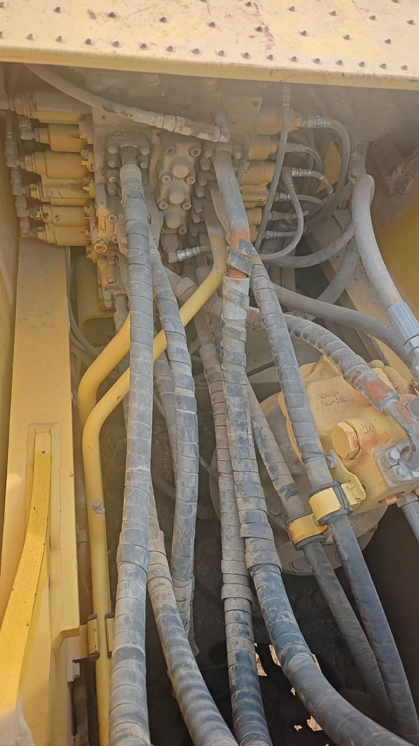 Used Komatsu PC220 Excavator 2013 Model / 6