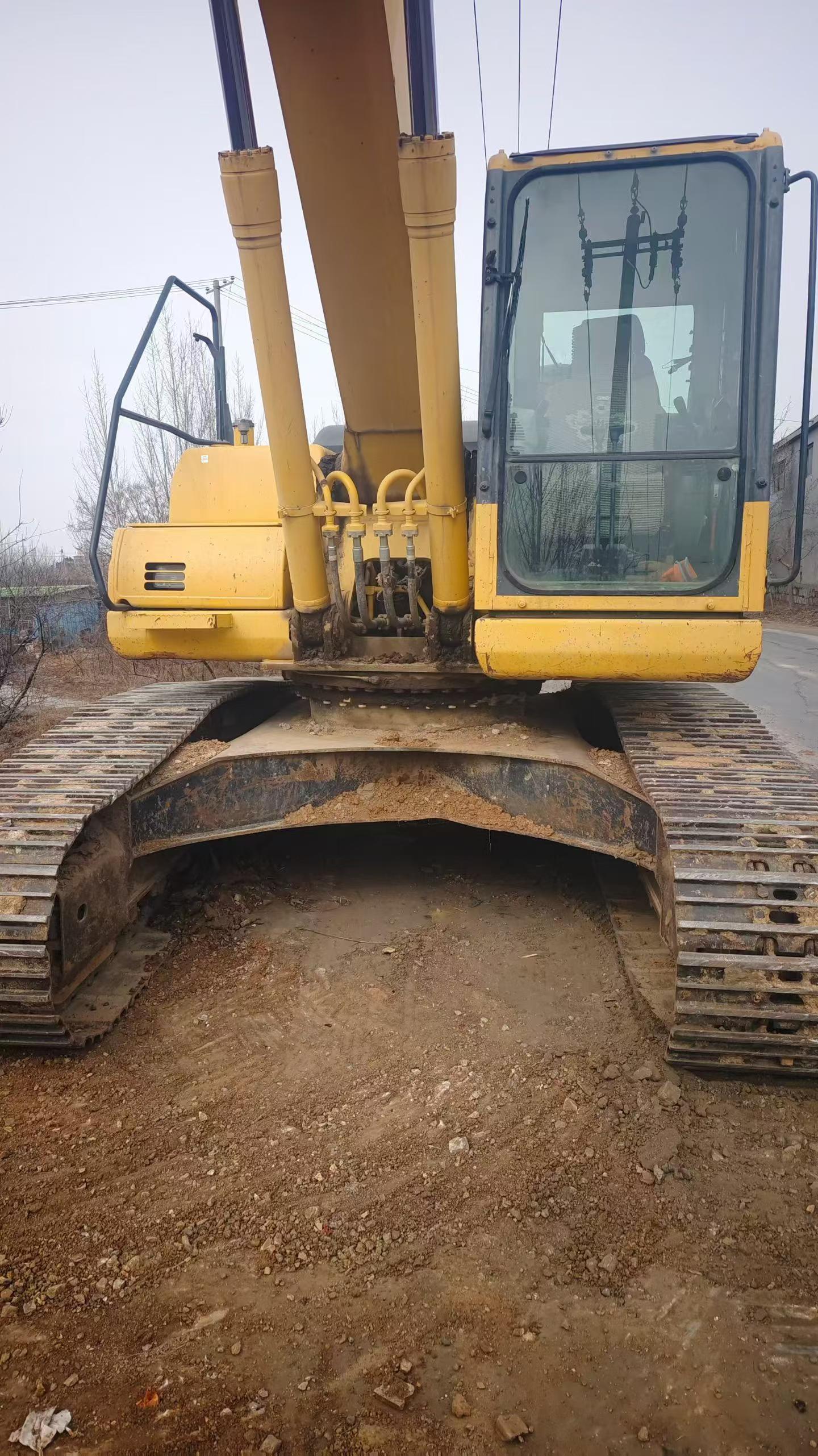 Used Komatsu PC220 Excavator 2013 Model / 4