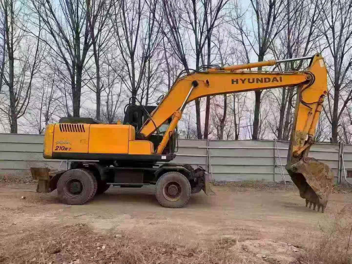 Used Hyundai R210-7 Excavator 2016 Model / 3