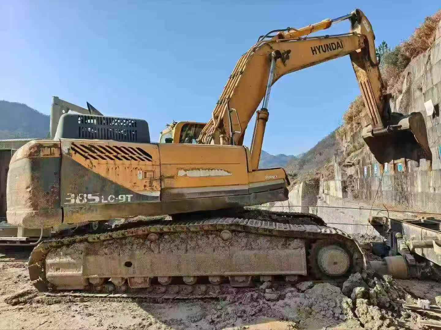 Used Hyundai R385LC-9T Excavator 2016 Model / 3
