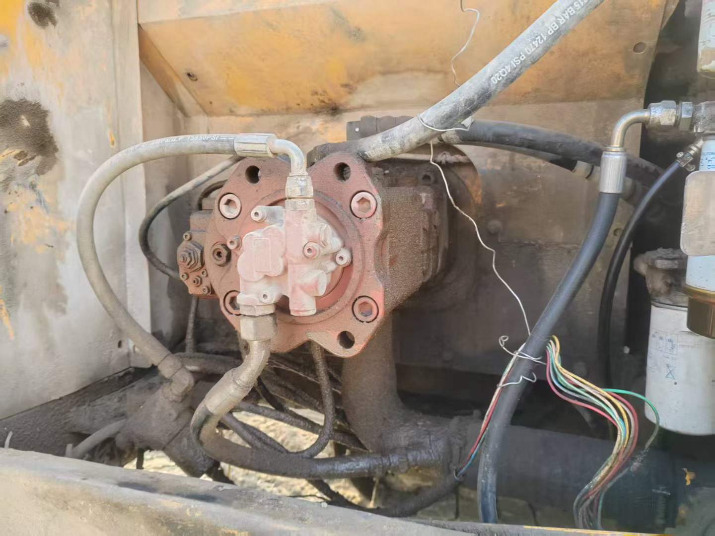 Used Hyundai R215VSN Excavator 2011 Model / 3