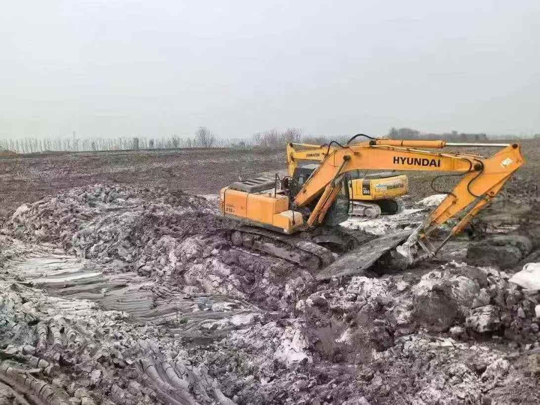 Used Hyundai R215-7 Excavator 2010 Model / 3