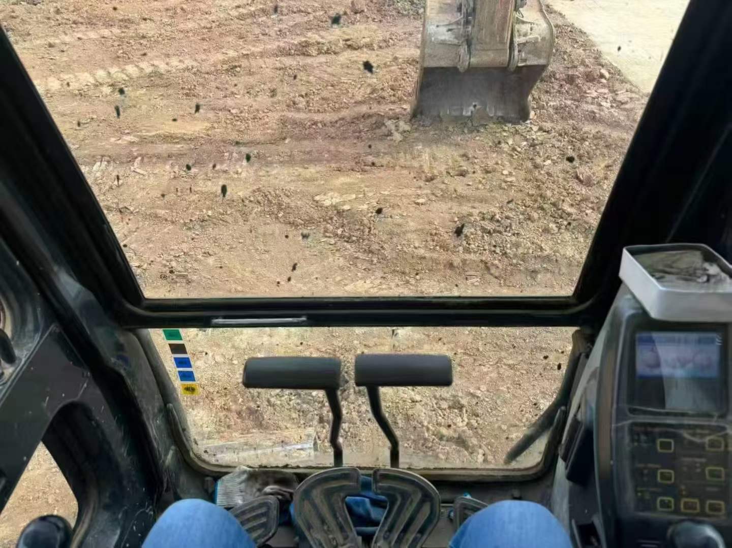 Used Hyundai R215VS Excavator 2016 Model / 4