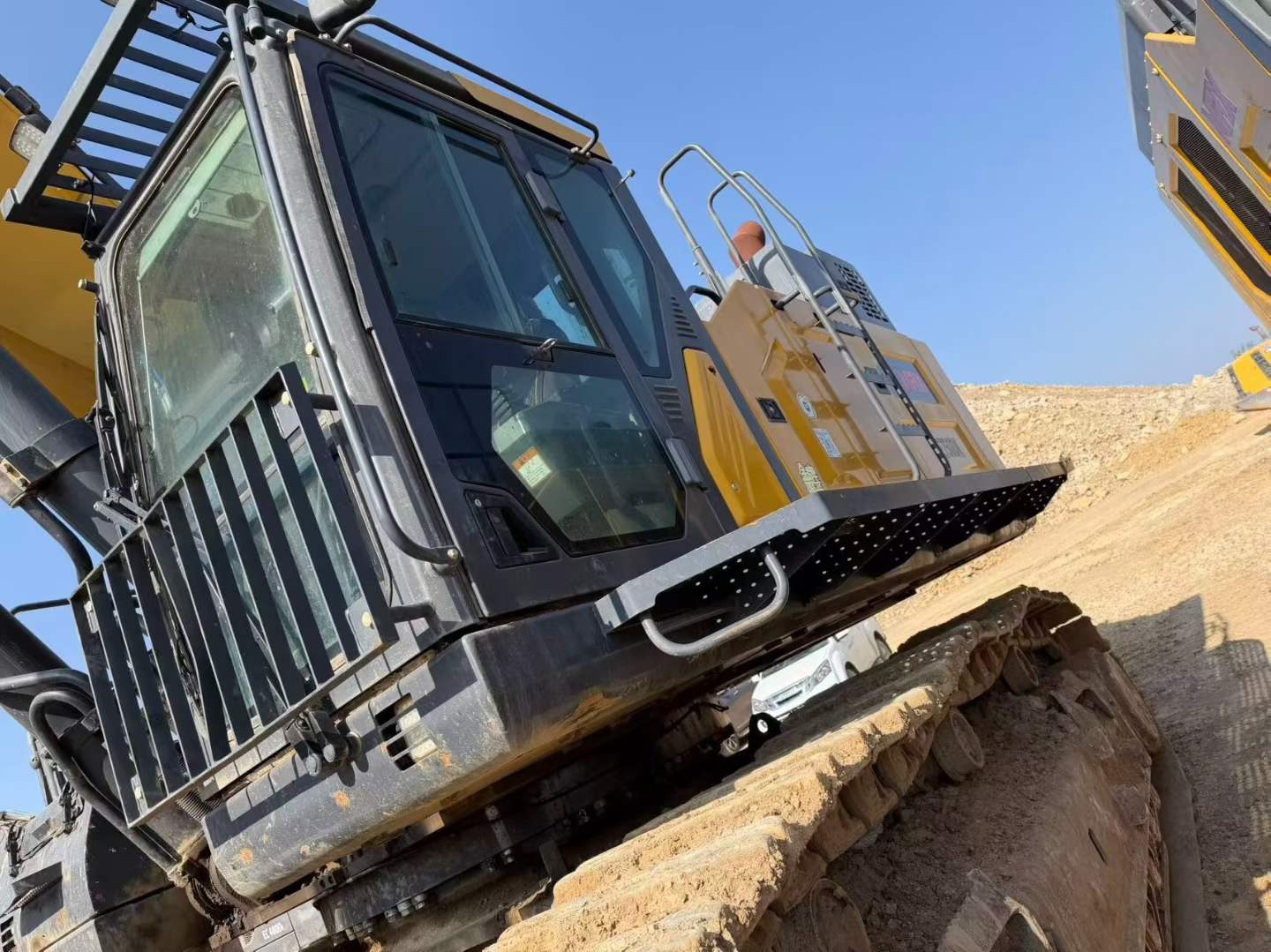 Used XCMG XE690DK MAX Excavator 2022 Model / 4