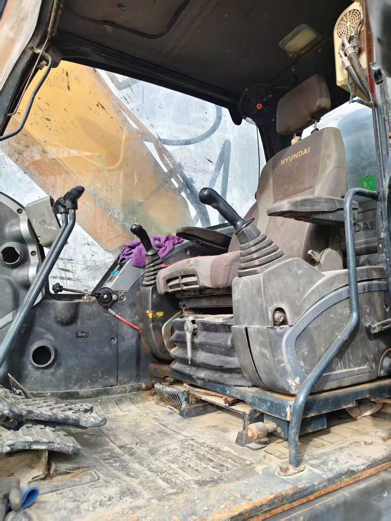 Used Hyundai R305LC-9T Excavator 2016 Model / 9