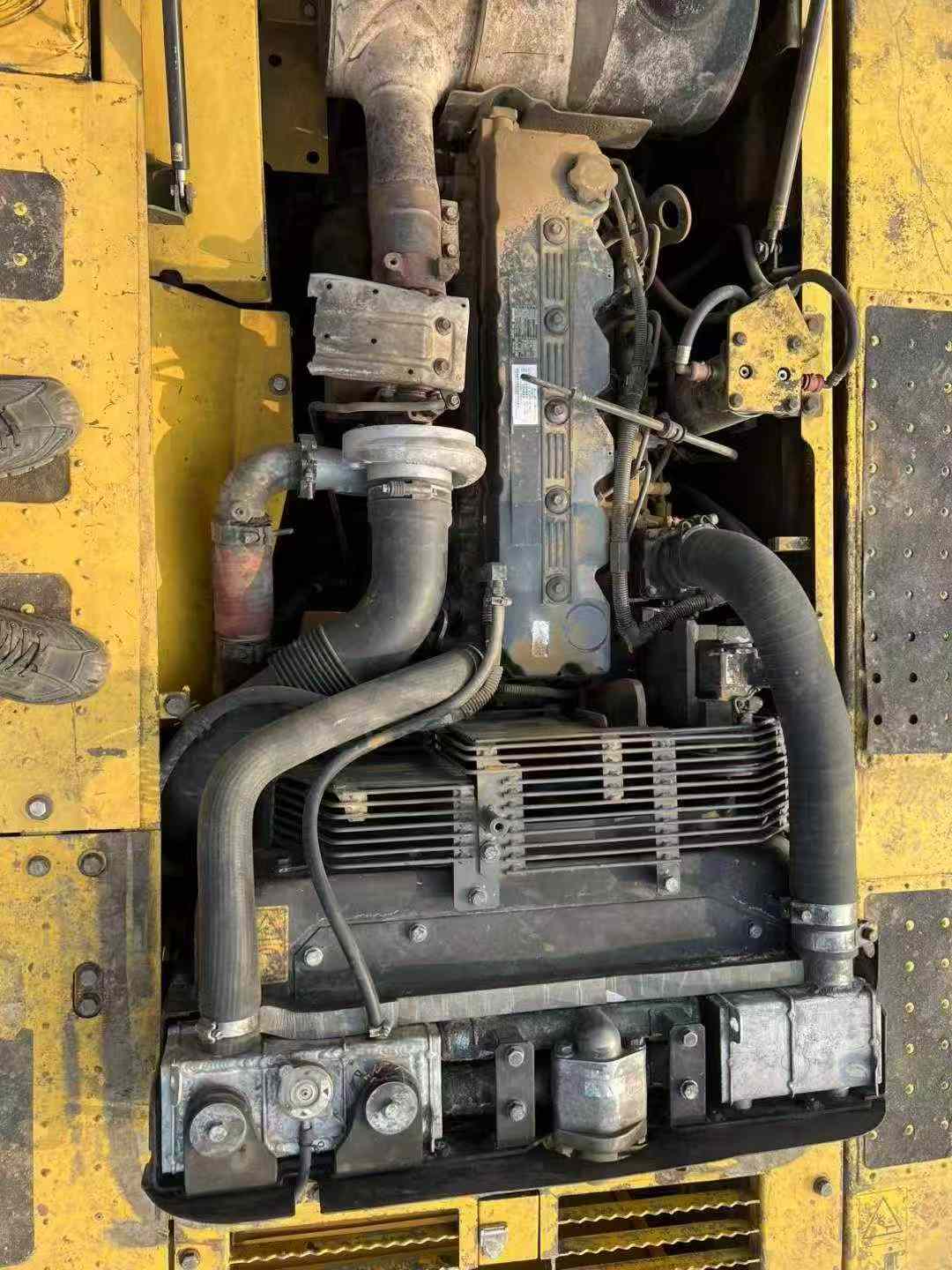 Used Komatsu PC220-8 Excavator 2014 Model / 8