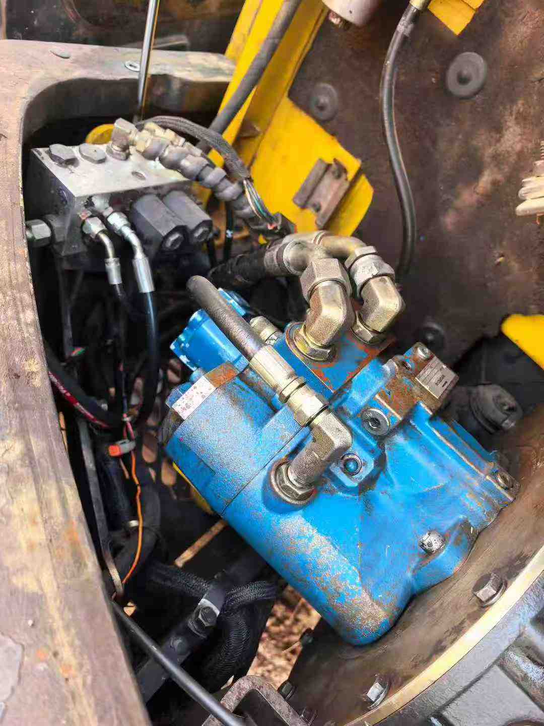 Compre Escavadeira Hyundai R80WM/WH Usada / 4