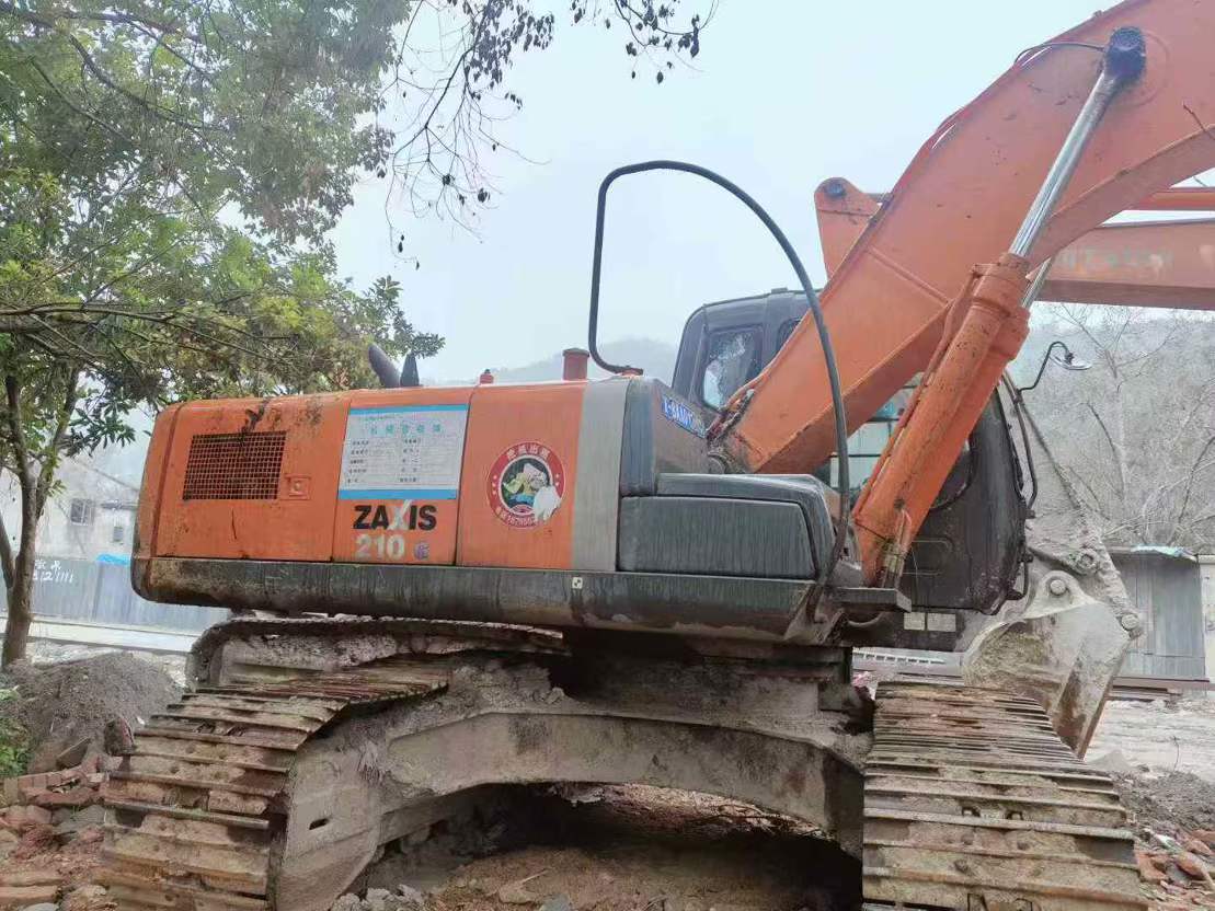 Used Hitachi ZX200-3G Excavator 2013 Model / 4