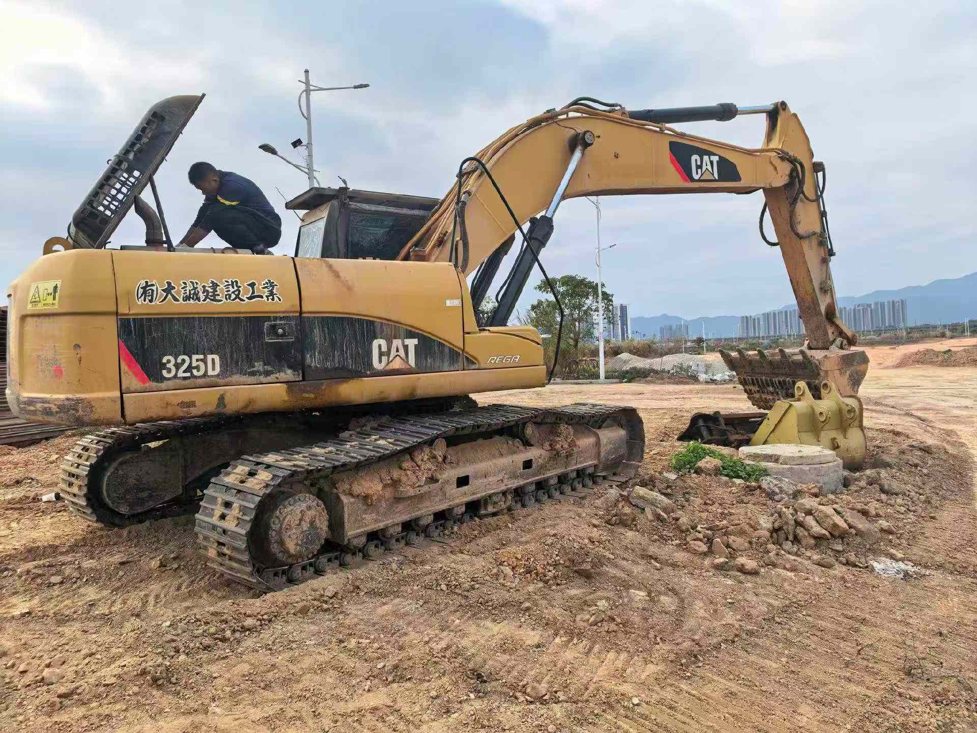 Used Caterpillar 325D Excavator 2016 Model / 4