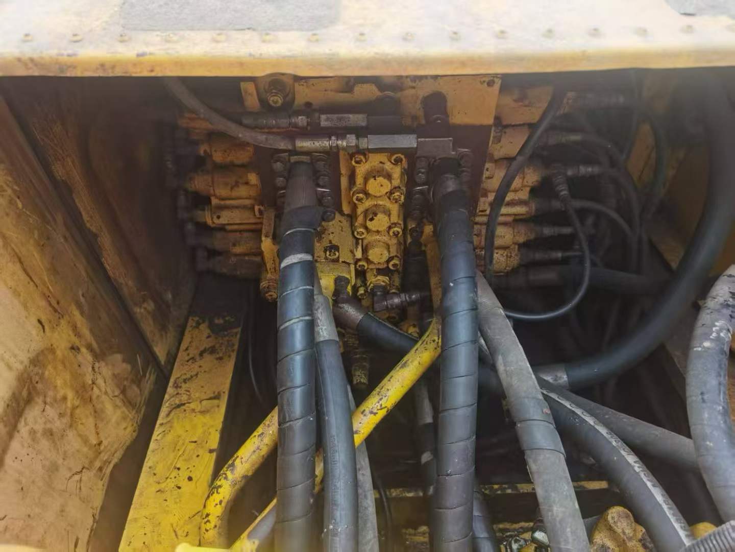 Used Komatsu PC210-8 Excavator 2011 Model / 4