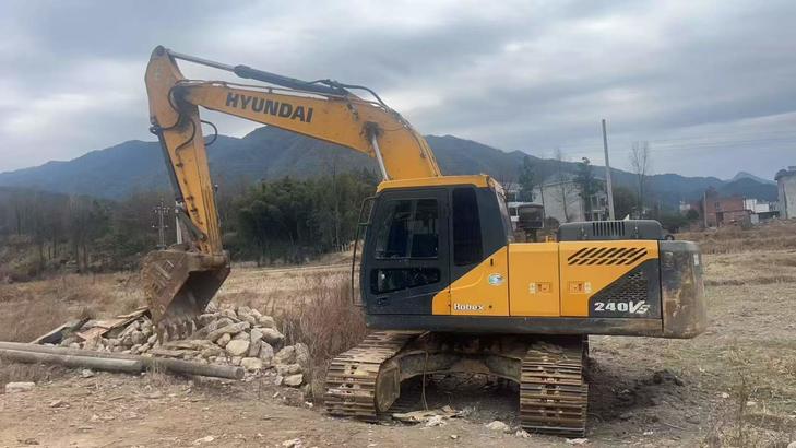 Buy Hyundai R215-7 Used Excavator / 1