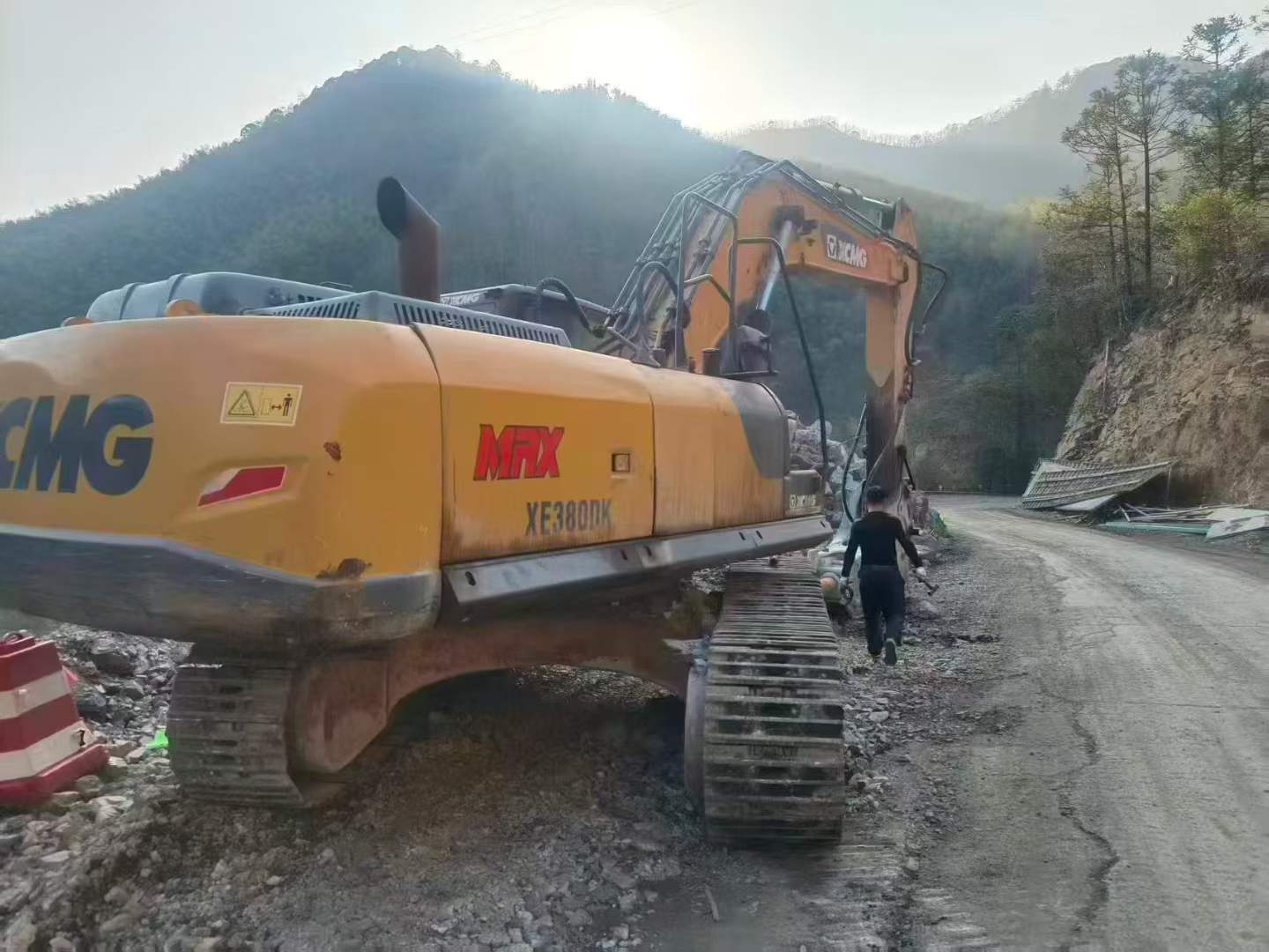 Used XCMG XE380K Excavator 2021 Model / 3