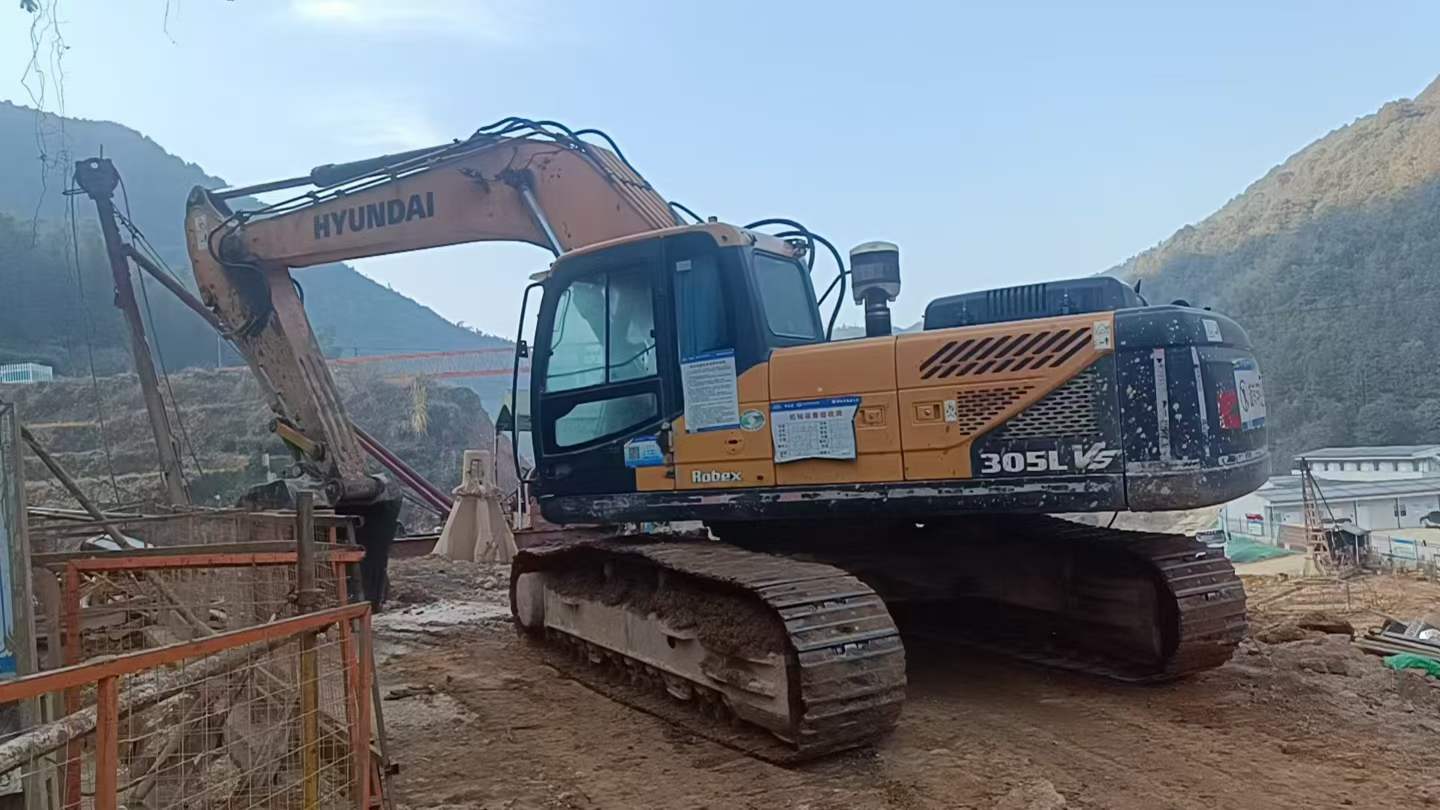 Used Hyundai R305LVS Excavator 2019 Model / 9
