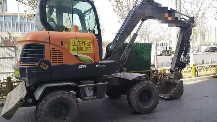 Buy Doosan DH60 Used Excavator / 1