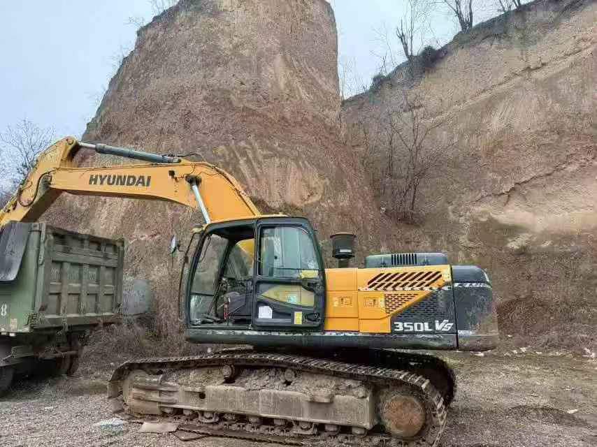 Used Hyundai R305LVS Excavator 2018 Model / 3