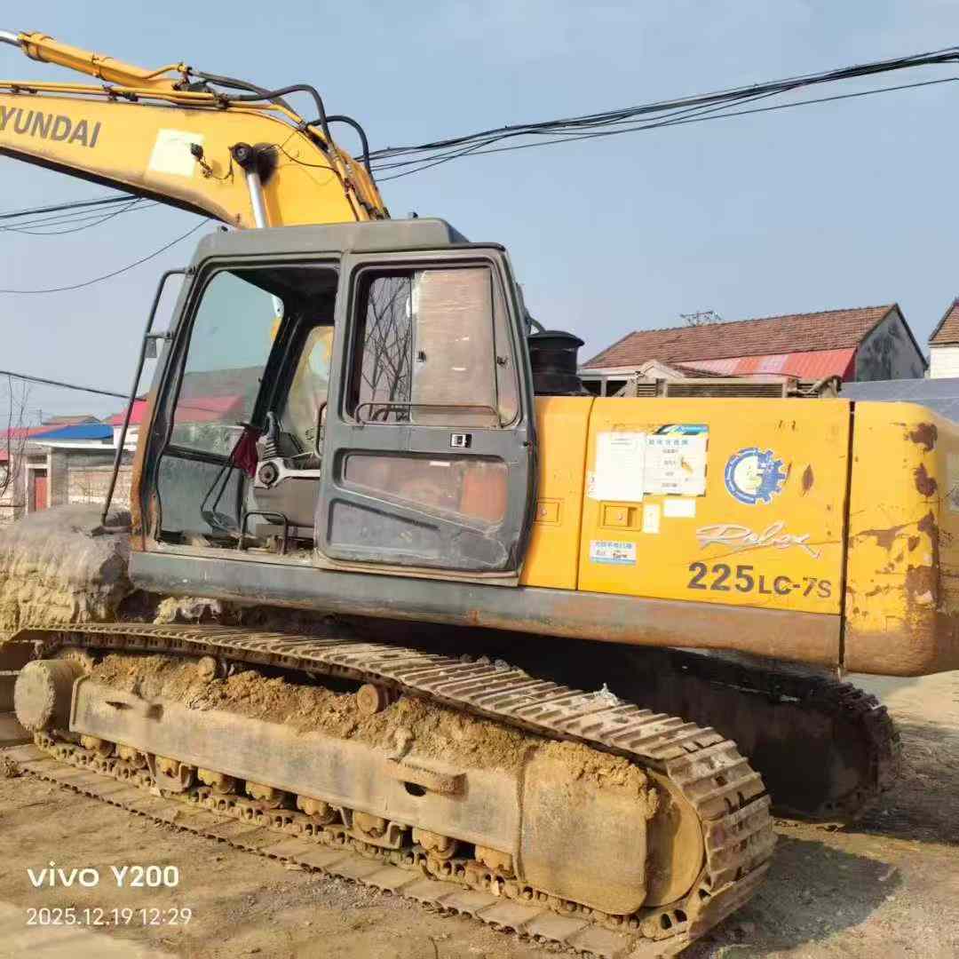 Used Hyundai R225-7 Excavator 2011 Model / 4