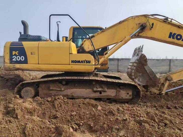 Buy Komatsu PC200 Used Excavator / 1