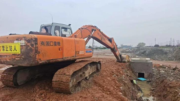 Buy Hitachi EX200-5 Used Excavator / 1