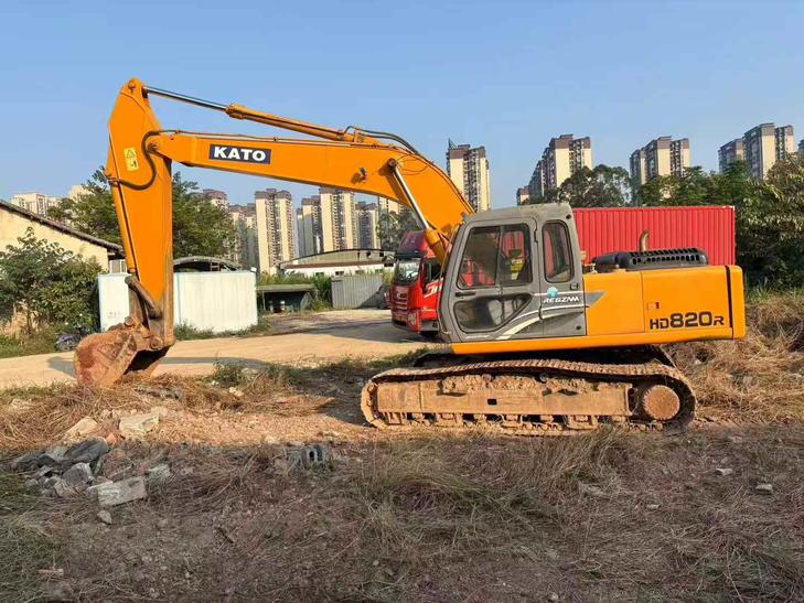 Buy Kato HD820R Used Excavator / 1