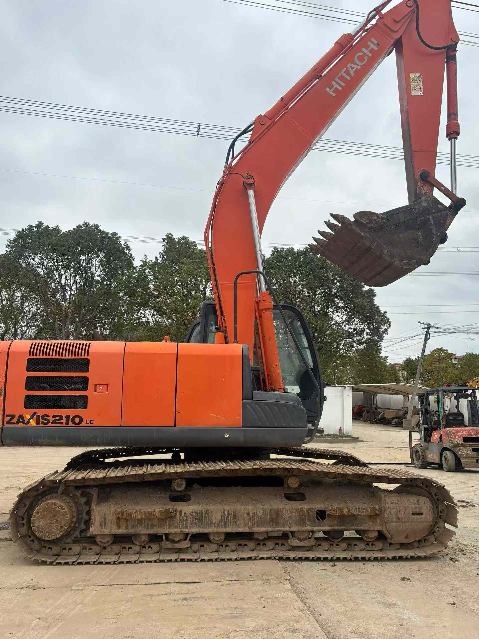 Used Hitachi ZL210LC-5G Excavator 2016 Model / 3