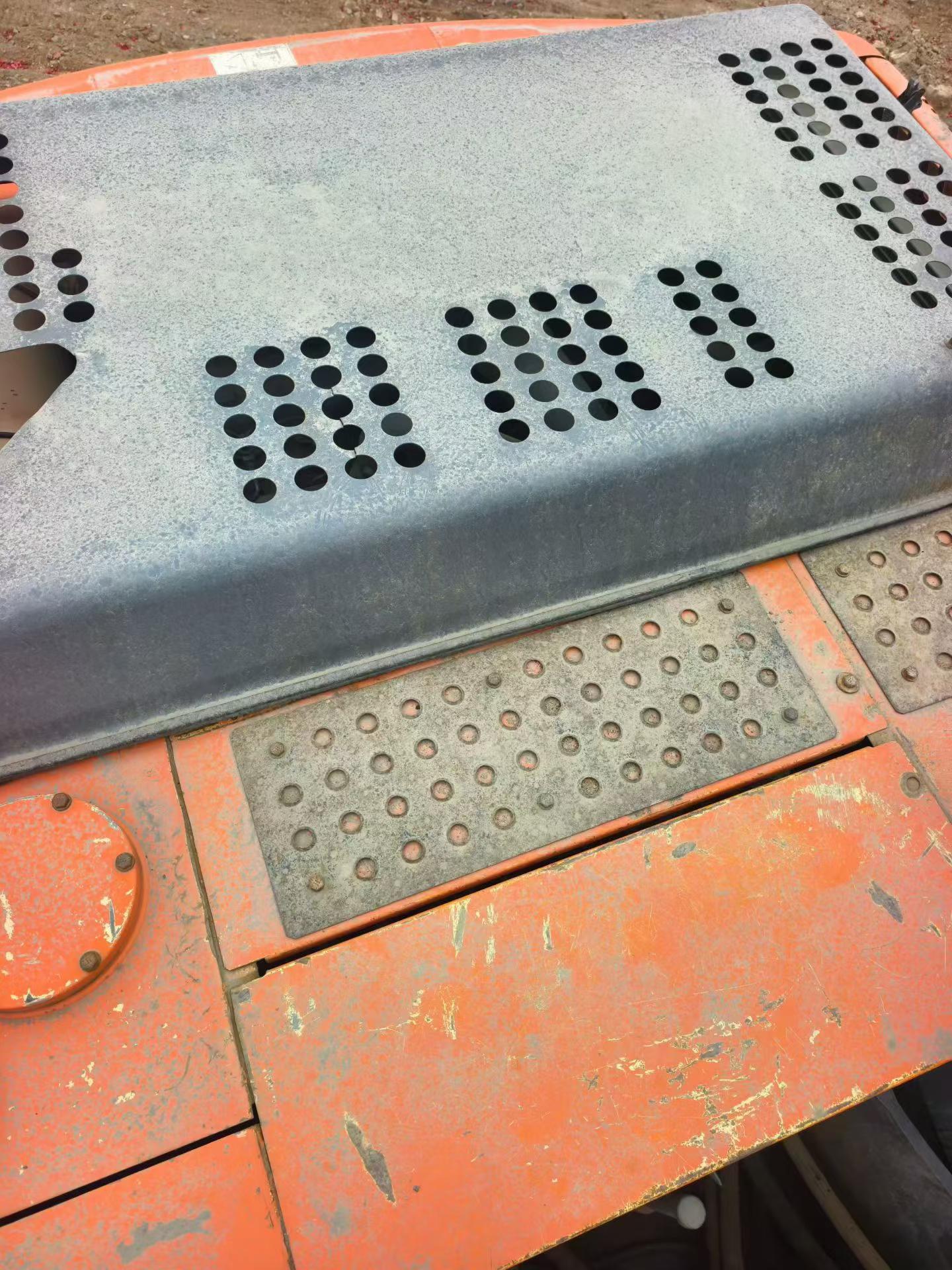 Used Hitachi EX200 Excavator 2011 Model / 6