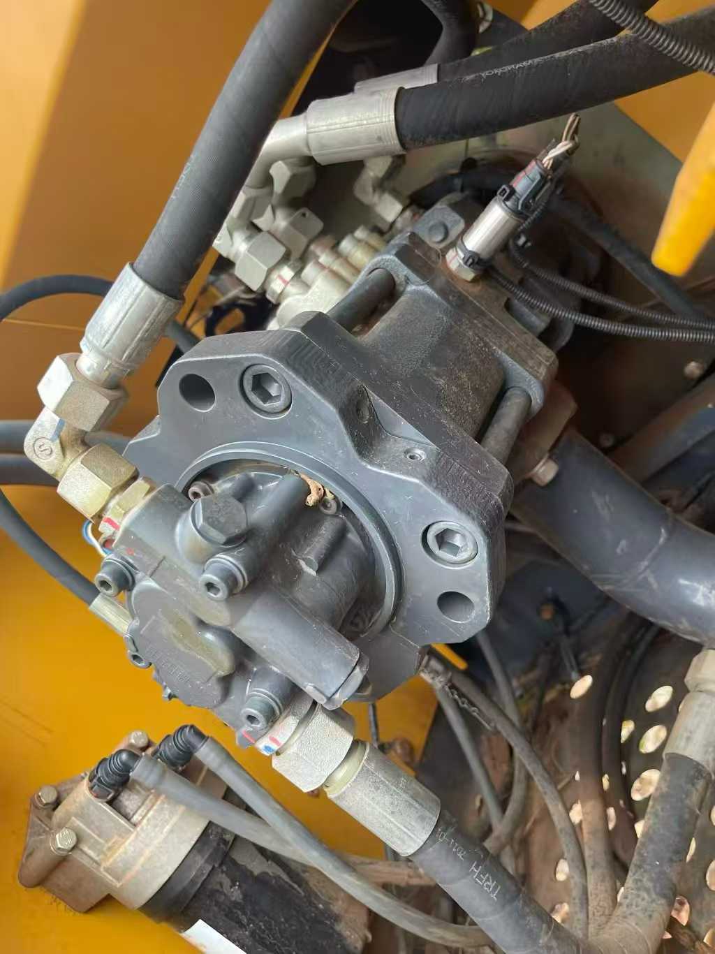 Used XCMG XE135B Excavator 2020 Model / 4