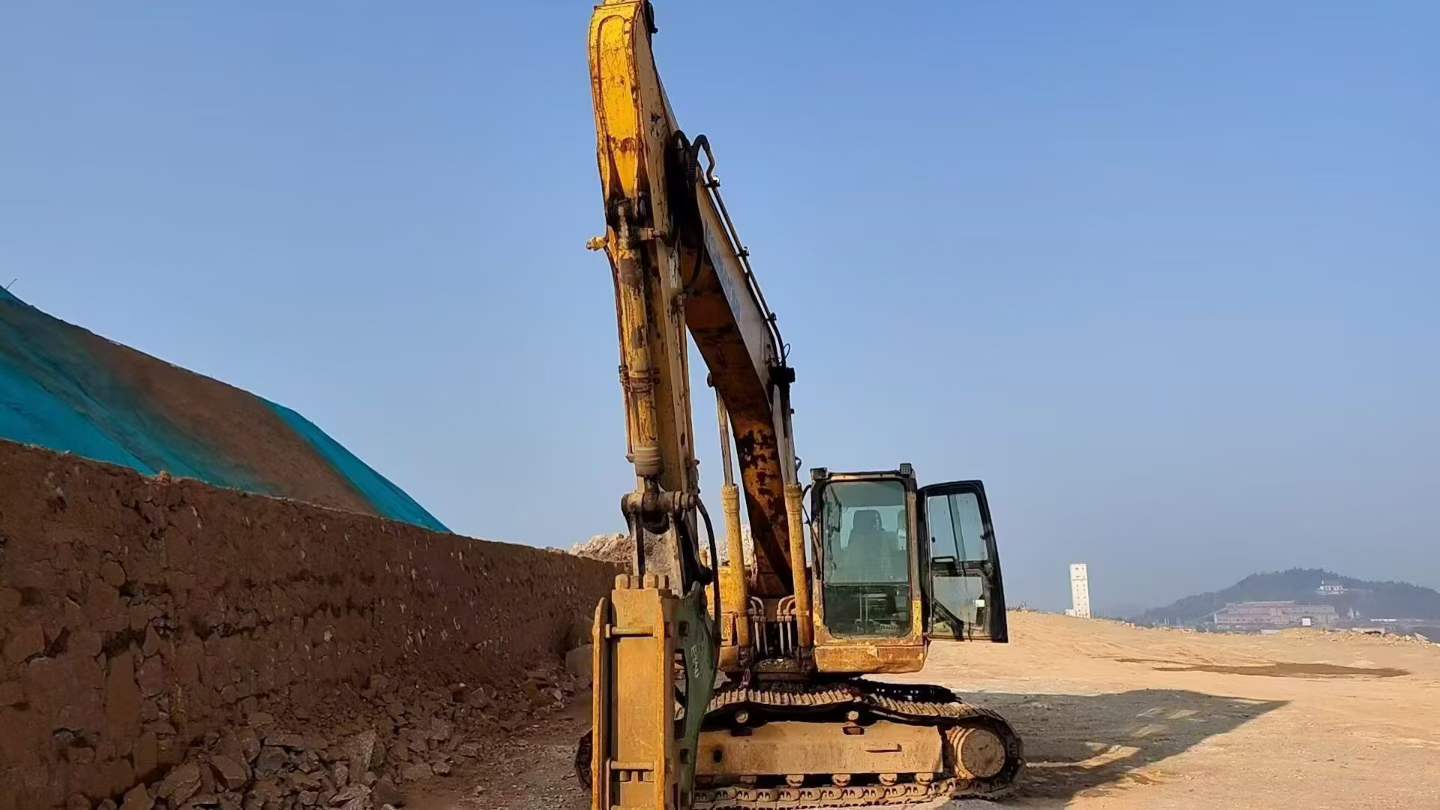 Used Komatsu PC200-7 Excavator 2016 Model / 3