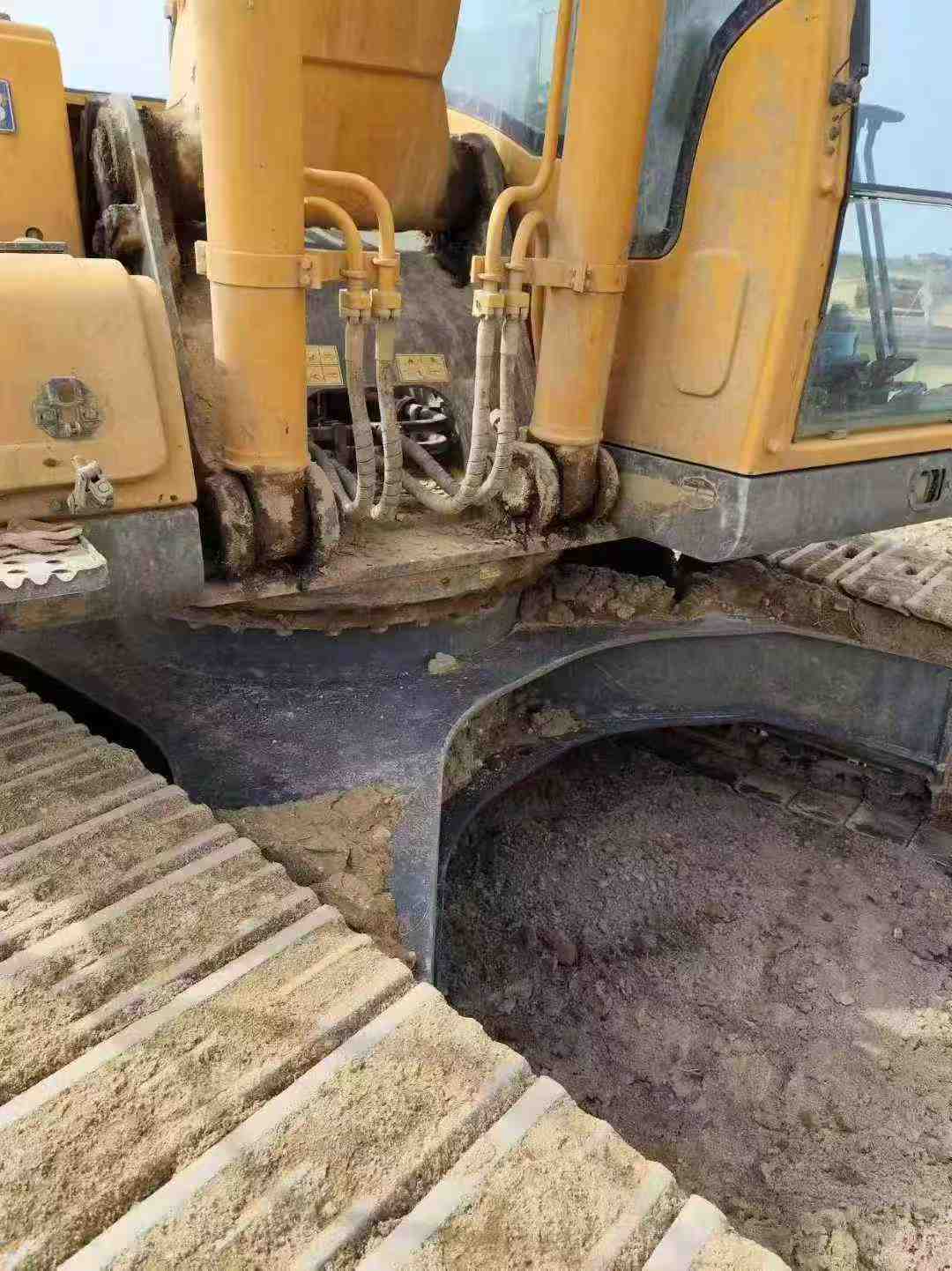 Used Hyundai R275LVS Excavator 2014 Model / 4