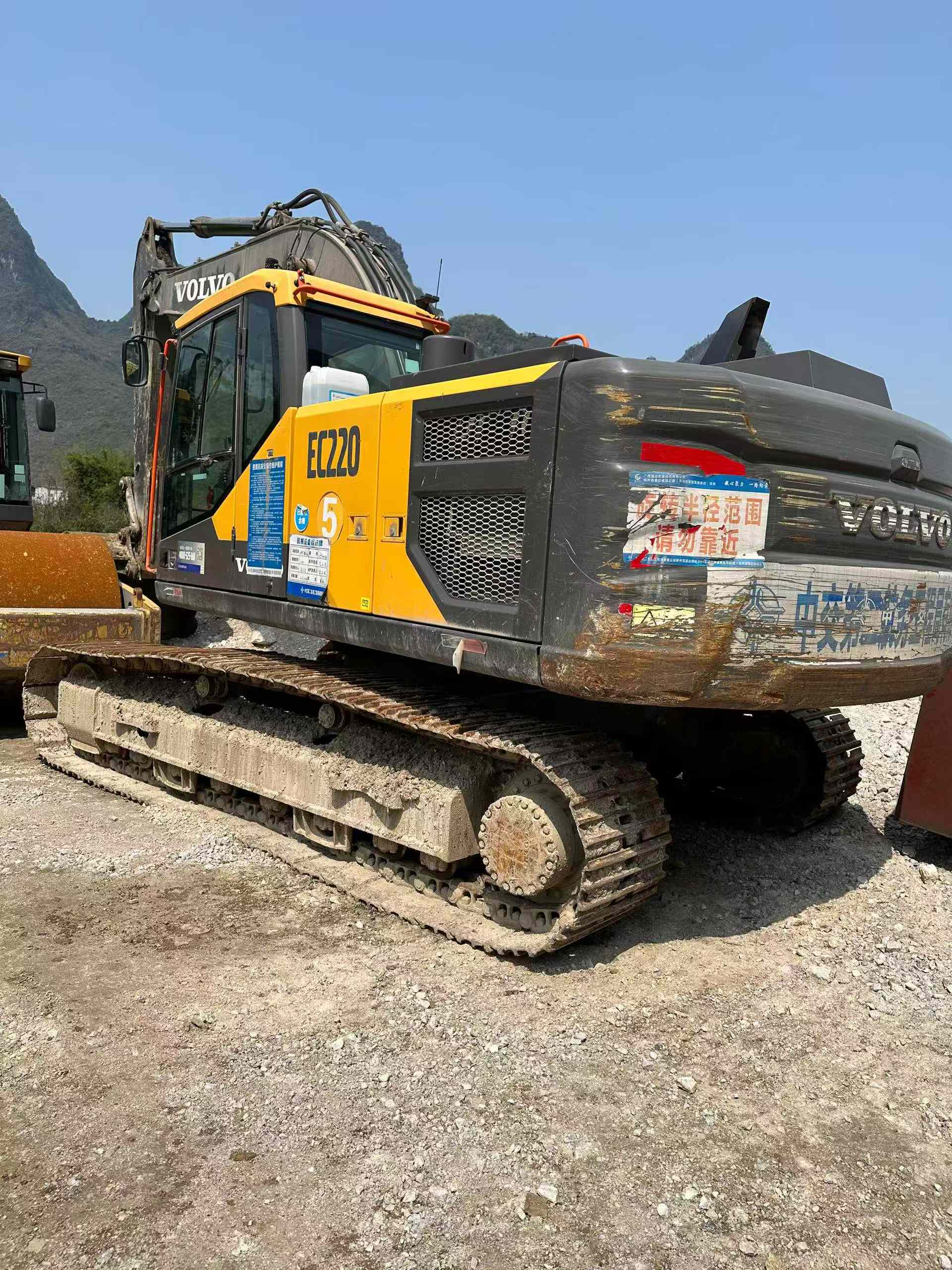 Used Volvo L220E Excavator 2023 Model / 3
